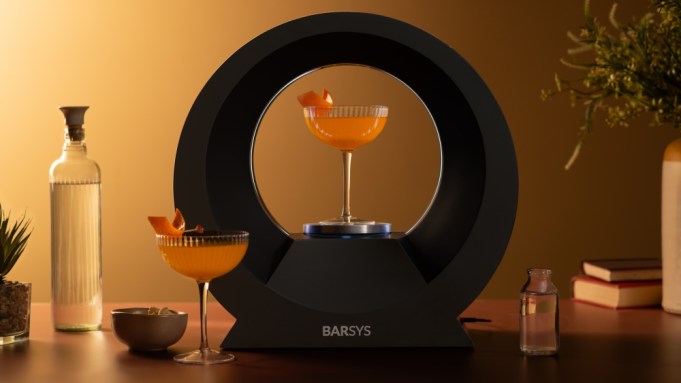 Cette machine prépare des cocktails sur demande